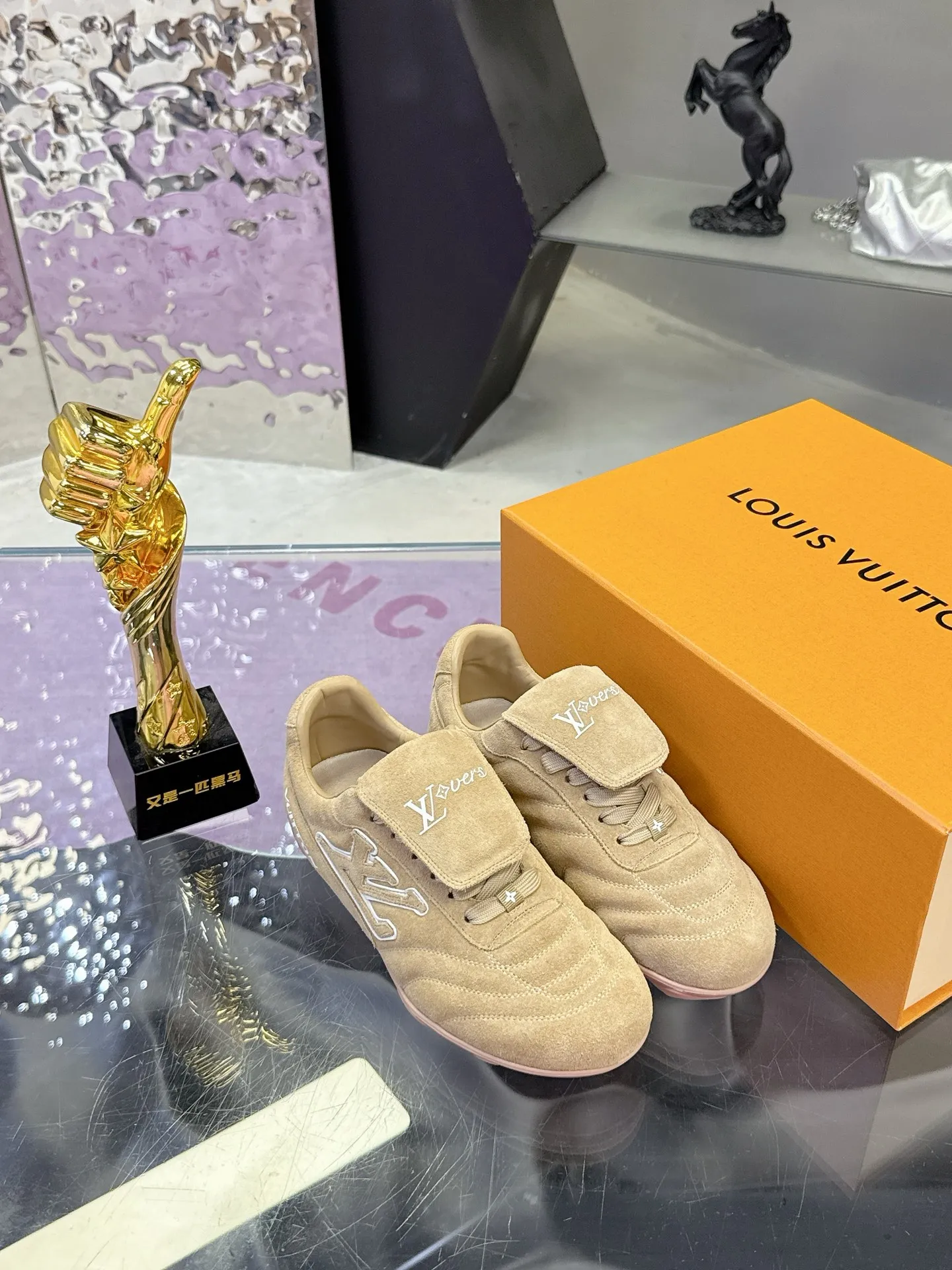 Factory price: 700💰 2025 new LV sneakers for couples, 🔥🔥🔥You will look fashionable when you wear them ❤️ LV football shoe series 💗 This Footprint Soccer sneaker was unveiled in the 2025 spring and summer series fashion show. It is the first sneaker designed by Pharrell Williams inspired by football shoes. The shoes are inspired by football, a sport that spans generations and cultures💎, echoing the theme of unity and universal participation in the 2025 spring and summer series fashion show. The shoe is known for its sleek design, with the dynamic IV Initials logo embellished on the side, the Lvers United emblem inspired by the football team on the tongue, and the sole patterned rubber sole decorated with multiple Louis Vuitton logos. Stylish and casual wear, a trend-setter in the fashion industry. Made of imported cowhide with full craftsmanship💓 Number of sizes (women’s 35-41, women’s 41 customized) (men’s 39-46, 45-46 customized)